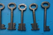 5 starych kluczy mosięznych szkieletowych do antyków.Sejfy. Sygnowane.