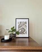 Abstrakcyjny obraz A4 z passe-partout czarno-biały rękodzieło - Suminagashi