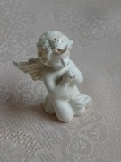 Figurka - modlący się aniołek - wysokość 5,7 cm