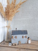 Drewniany domek szary dekoracja + dodatki