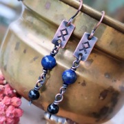 Miedziane kolczyki z runą Othala i kamieniami