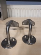 Dwa uchwyty do kolumn ze stali nierdzewnej