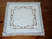 Ręcznie haftowana serweta z koronką 60x60