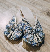 Klapki z kokardką i perłami 