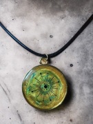 Naszyjnik z żywicy z motywem kompasu– ręcznie wykonany, unikatowy wzór