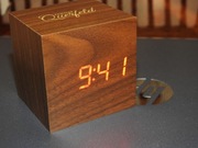 Dekoracyjny drewniany cyfrowy zegar, budzik - sześcian