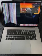 MacBook PRO 15 - I7, 16GB, Radeon  - pekniety ekran 