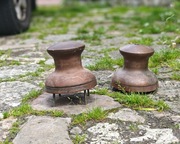 kabestan duży jednobiegowy. Wysokość 16 cm, średnica u góry 14 cm