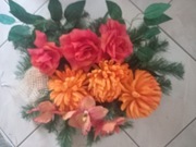 Wiązanka sztuczna na podkładzie zielonym