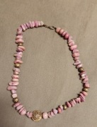 Naszyjnik z różowych kamieni w stylu vintage z filigranowym zapięciem