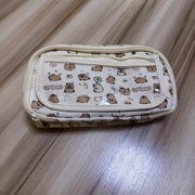 Piórnik Capybara z akcesoriami - stan nowy