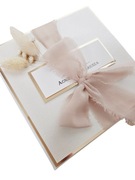 Kartka w pudełku rocznica ślubu z suszonymi kwiatami beżowa złota 