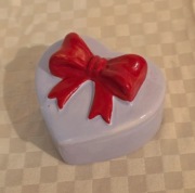 Porcelanowa szkatułka w kształcie serca z kokardą 