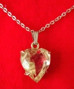 Vintage posrebrzany wisiorek małe serduszko szkło posrebrzany łańcuszek  51