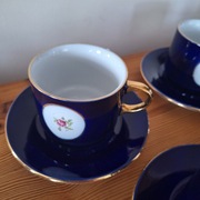Filiżanki w kobaltowym kolorze 