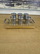 Zestaw kieliszków cynowych + taca drewniana – Niemcy / vintage