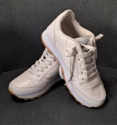 Klasyczne białe sneakersy buty sportowe