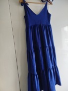 Niebieska sukienka o długości midi, z ozdobnymi wiązaniami Mohito S 36 