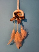 Łapacz snów z brązową kokardką