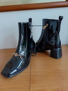 Czarne lakierowane botki na obcasie z ozdobą Rozmiar 37