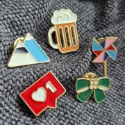 Zestaw 5 szt. przypinek metalowych – kolorowe piny, przypinki ozdobne