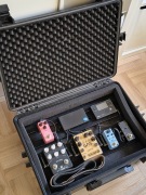 Zestaw efektów gitarowych + kable + zasilanie + tuner + pedalboard + case