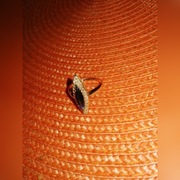 Złoty pierścionek: kamień jubilerski, 26 diamentów