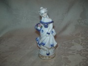 FIGURKA PORCELANOWA - PANNA Z KWIATAMI W KOSZYCZKU ok 14 cm