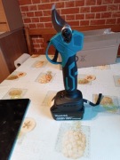 Sekator akumulatorowy do Aku. Makity nożycowy do cięcia gałęzi do fi 25mm