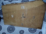 Zegar ścienny na desce dębowej.