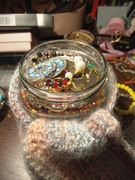 Duży, wypchany słoik z biżuterią