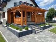 Drewniane zadaszenie tarasu z poliweglanem komorowym