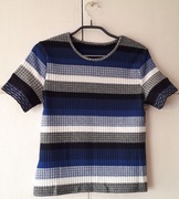 Krótka koszulka w niebiesko-biało-czarne pasy