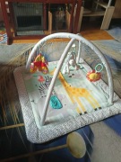 Mata edukacyjna dla niemowlaka z pałąkami i zabawkami