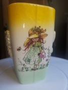 Ceramiczny kubek dziewczynka z lalką i motylami, ręcznie robiony, 300 ml.