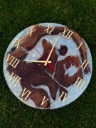 Zegar ścienny z orzecha i srebrnej żywicy – 40 cm, rzymskie cyfry, handmade