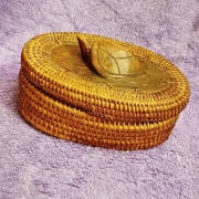 Ręcznie wykonane pudełko z drewna i łyka z żółwiem 