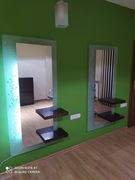 Lustra do salonu fryzjerskiego-kosmetycznego. 