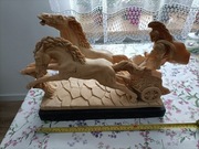 Jeżdziec w rydwanie z  końmi. Prawdopodobnie z Italii. Masywna rzeźba.