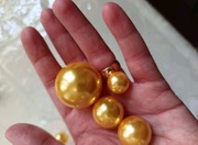 Pływające złote kule 