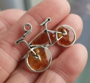 Zawieszka rower, bursztyn. 