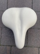 siodełko rowerowe miejskie uniwersalne w kolorze kremowym