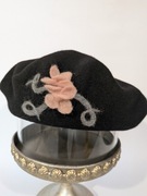 BERET 100% WEŁNA WILLI CZARNY Z "ANTENKĄ" I OZDOBĄ/KWIATEM; "ELWIRA"