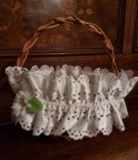 Koszyk  wielkanocny , wiklinowy  z rączką i ozdobną falbanką 