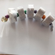 Kamień do ścierania dziobów i uzupełniający minerały z dzwonkiem 5 szt !!!