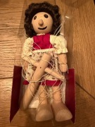 Drewniana marionetka lalka na sznurkach, nie używana