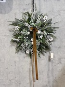 Duży zimowy wianek w bieli z rudą welurową wstążką