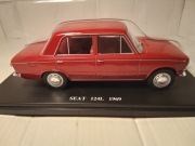 SEAT 124L 1969, samochód metalowy, 1:24, czerwień burgundzka