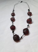 Naszyjnik handmade z kamieniami w kolorze burgundu 