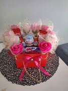 Box torebka z różami mydlanymi i słodyczami. 